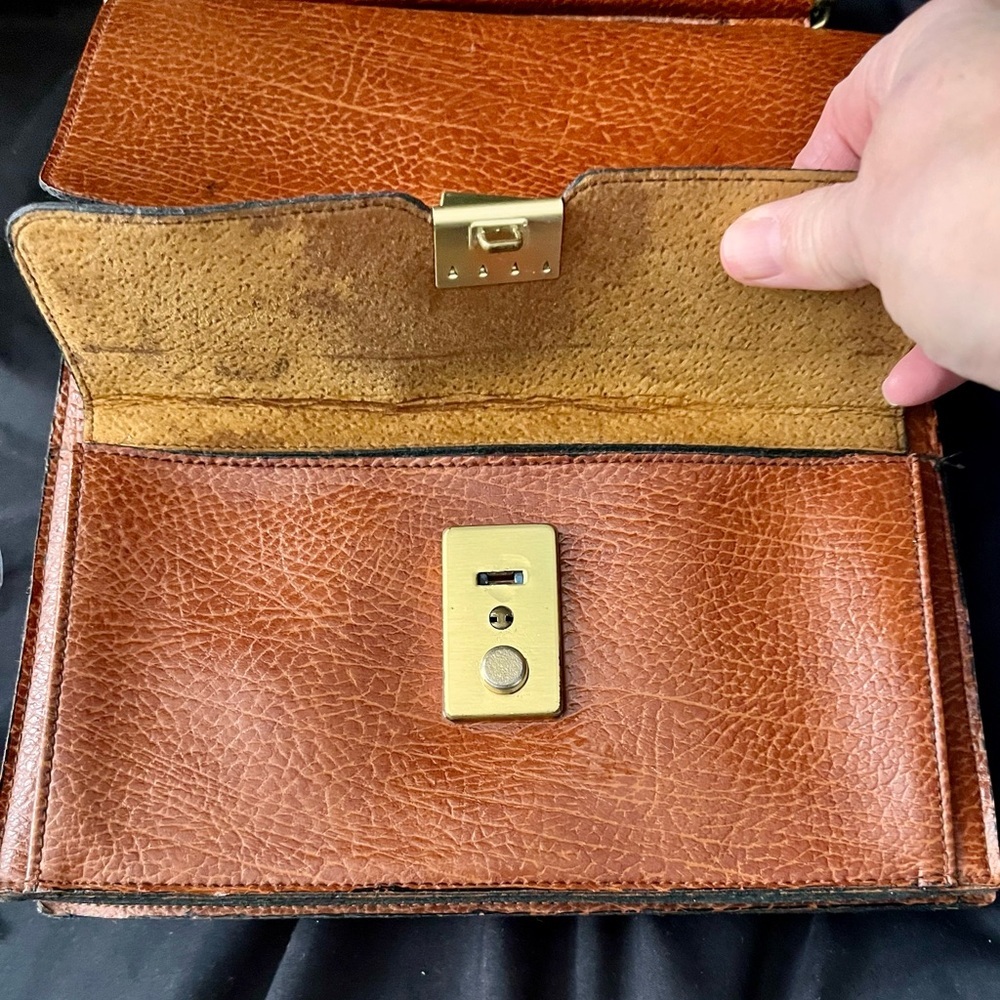 70s Vintage Pebbled Leather Locking Mailbag Briefcase - Rare 6-Pocket Satchel - Picture 4 of 17